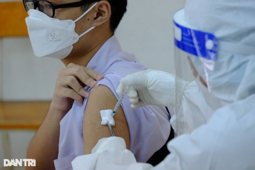 Học sinh tiêm vaccine Covid-19 tại TPHCM (Ảnh: Hoàng Lê). Học sinh tiêm vaccine Covid-19 tại TPHCM (Ảnh: Hoàng Lê).