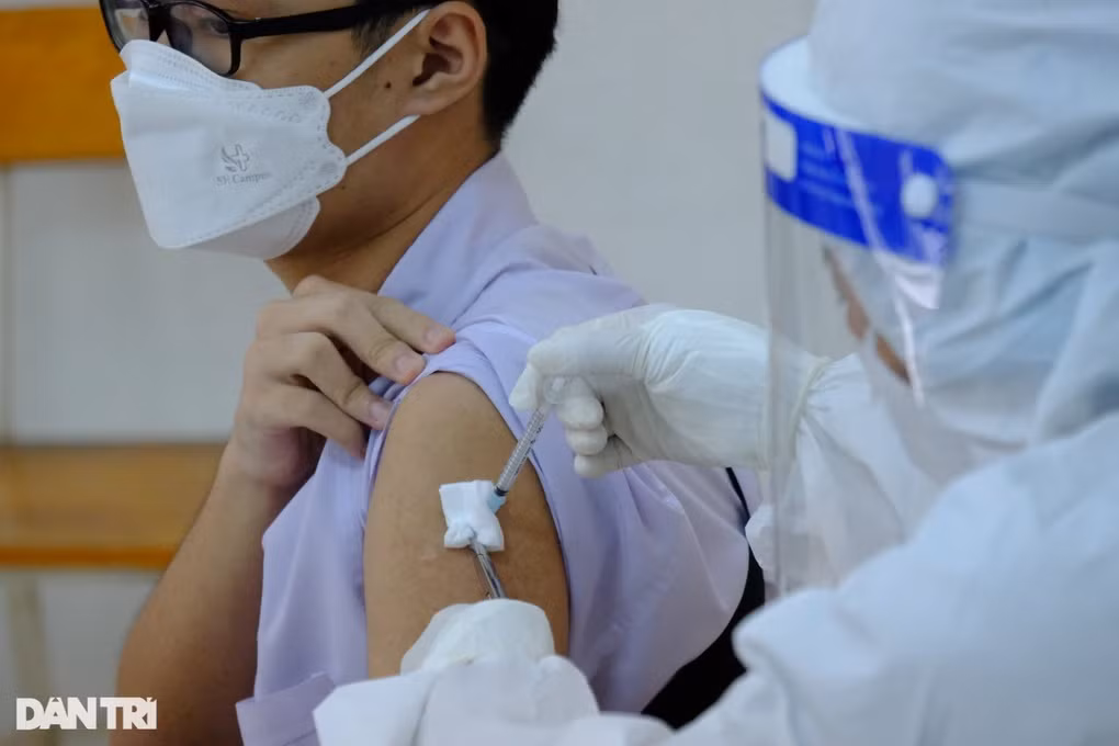 Học sinh tiêm vaccine Covid-19 tại TPHCM (Ảnh: Hoàng Lê). Học sinh tiêm vaccine Covid-19 tại TPHCM (Ảnh: Hoàng Lê).