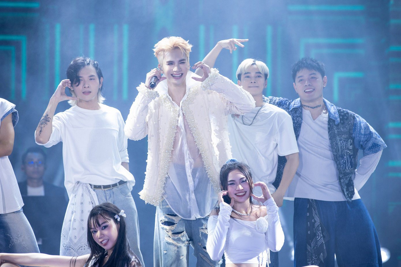 Đêm diễn Trẻ Concert diễn ra tối 29/9 tại Đại học Tài chính - Marketing, TPHCM. Buổi diễn quy tụ nhiều ca sĩ nổi tiếng như diva Mỹ Linh, Phạm Hồng Phước, Đức Phúc, Quốc Thiên, Rhyder, Han Sara, Juky San... Trong ảnh là phần biểu diễn mở màn của ca sĩ Ryan. Đêm diễn Trẻ Concert diễn ra tối 29/9 tại Đại học Tài chính - Marketing, TPHCM. Buổi diễn quy tụ nhiều ca sĩ nổi tiếng như diva Mỹ Linh, Phạm Hồng Phước, Đức Phúc, Quốc Thiên, Rhyder, Han Sara, Juky San... Trong ảnh là phần biểu diễn mở màn của ca sĩ Ryan.