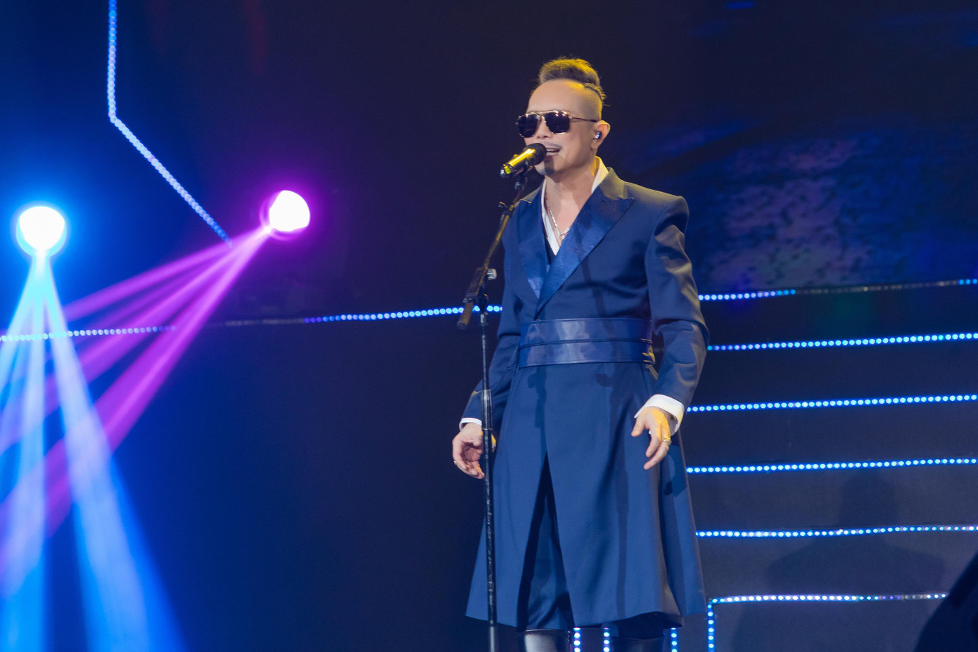 Ở cuối đêm diễn, Jimmii Phạm thể hiện loạt ca khúc gắn liền với tên tuổi của nam ca sĩ là Khói thuốc đợi chờ, Tình như lá bay xa, Người nói và Mãi mãi bên em.