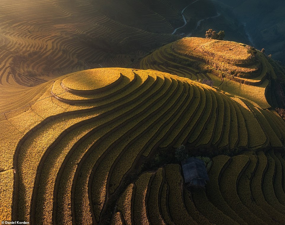 Một trong những bức ảnh được Daniel yêu thích nhất là ruộng bậc thang ở Mù Căng Chải, Yên Bái. "Bậc thang xanh tươi khắc vào sườn núi thể hiện vẻ đẹp tự nhiên và khéo léo của con người", nhiếp ảnh gia nói thêm.