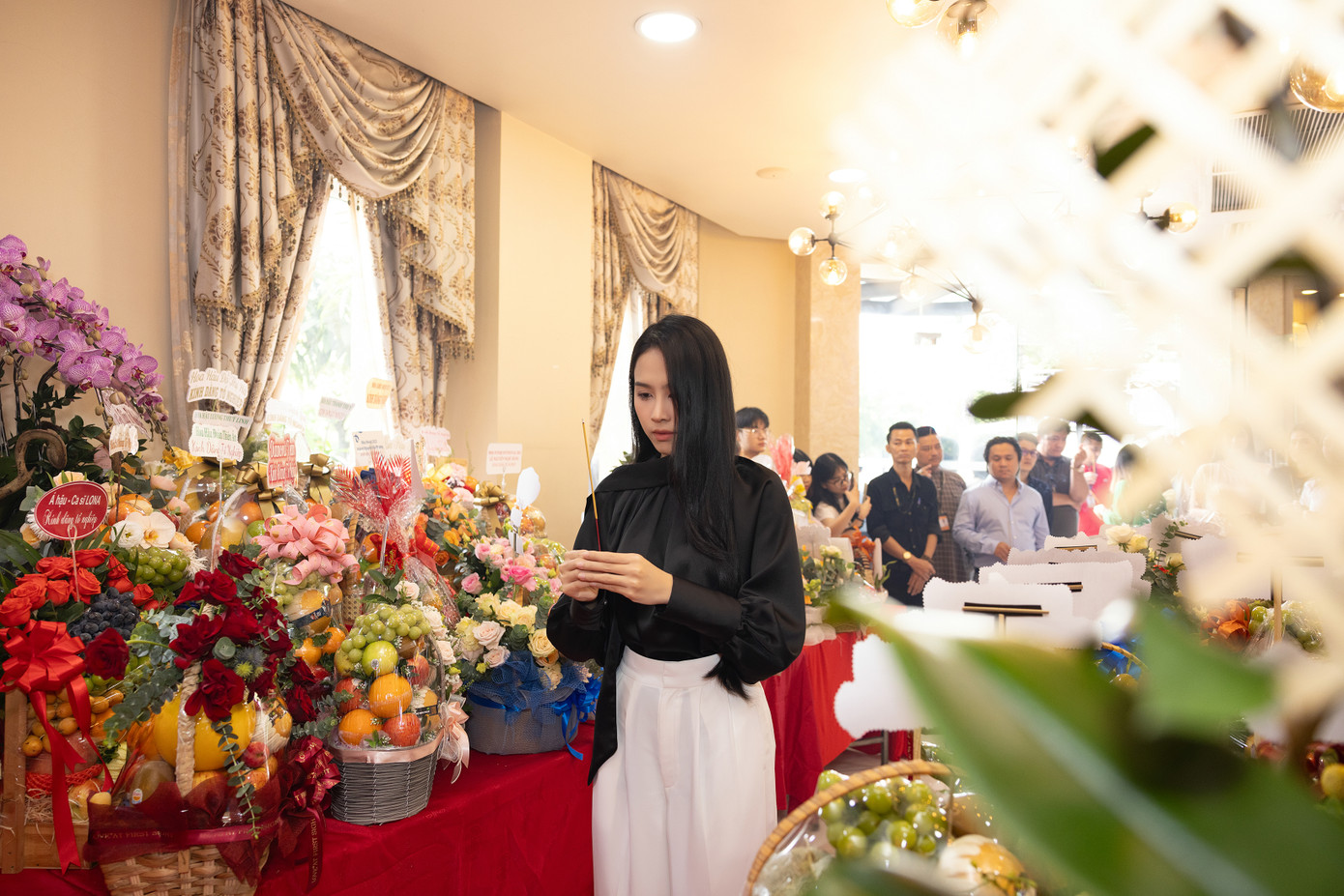 Á hậu Ngọc Hằng diện trang phục chỉn chu trong ngày giỗ Tổ sân khấu 12/8 Âm lịch.