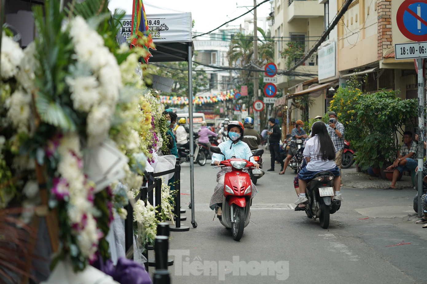 Người dân đi ngang khu vực tập trung đông đúc, nhiều lãng hoa không quên ngoảnh lại nhìn di ảnh trong tang lễ của NSƯT Vũ Linh. Người dân đi ngang khu vực tập trung đông đúc, nhiều lãng hoa không quên ngoảnh lại nhìn di ảnh trong tang lễ của NSƯT Vũ Linh.