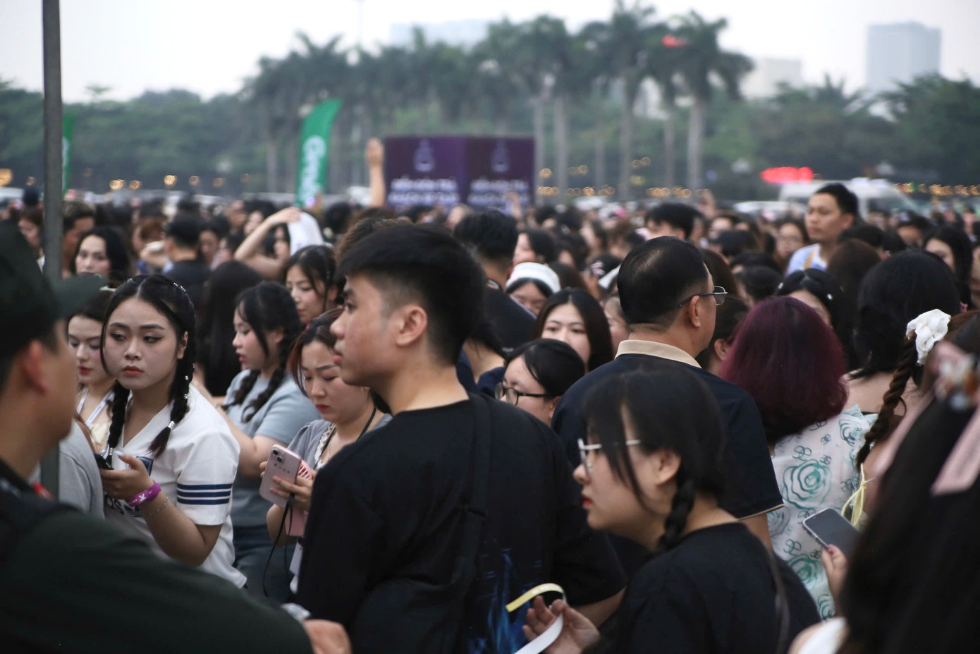 Sân vận động Mỹ Đình ngày 10/5 ghi nhận tình trạng đông đảo giới trẻ đổ về xem ca nhạc. Đến khoảng 15h, lượng khán giả xuất hiện ngày càng nhiều, dẫn đến việc kẹt xe trước cổng sân vận động. Biển người chen chúc đợi vào xem Trấn Thành và 30 anh trai biểu diễn.