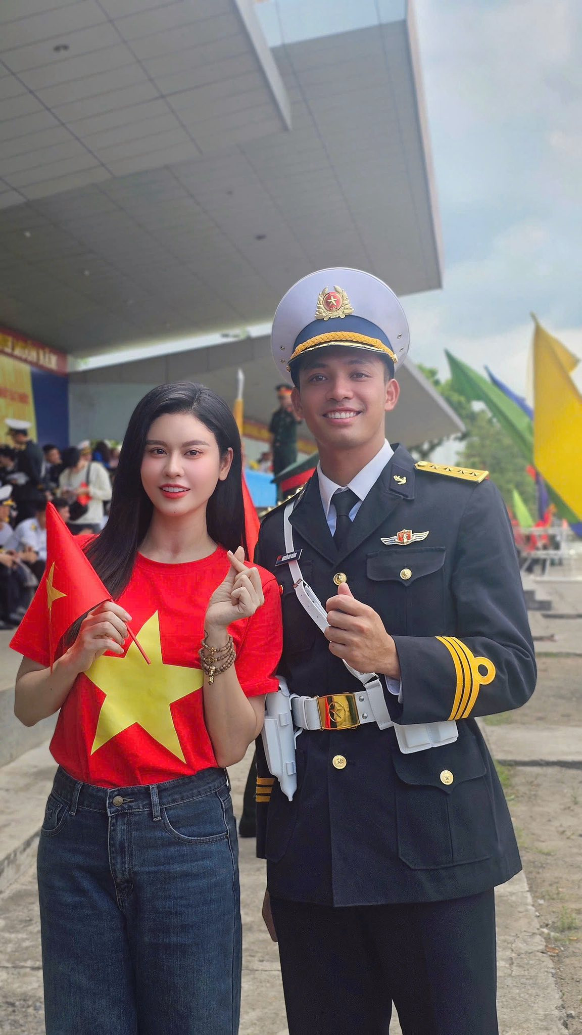 Từ giữa tháng 4, showbiz Việt rộn ràng, hòa cùng không khí hướng đến lễ kỷ niệm 50 năm Ngày Giải phóng miền Nam (30/4/1975-30/4/2025) của người dân cả nước. Trương Quỳnh Anh cho biết cô tự hào khi được biểu diễn, góp phần công sức nhỏ cùng nhiều nghệ sĩ, mang niềm vui đến các chiến sĩ trong khuôn khổ hợp luyện diễu binh tại TPHCM.