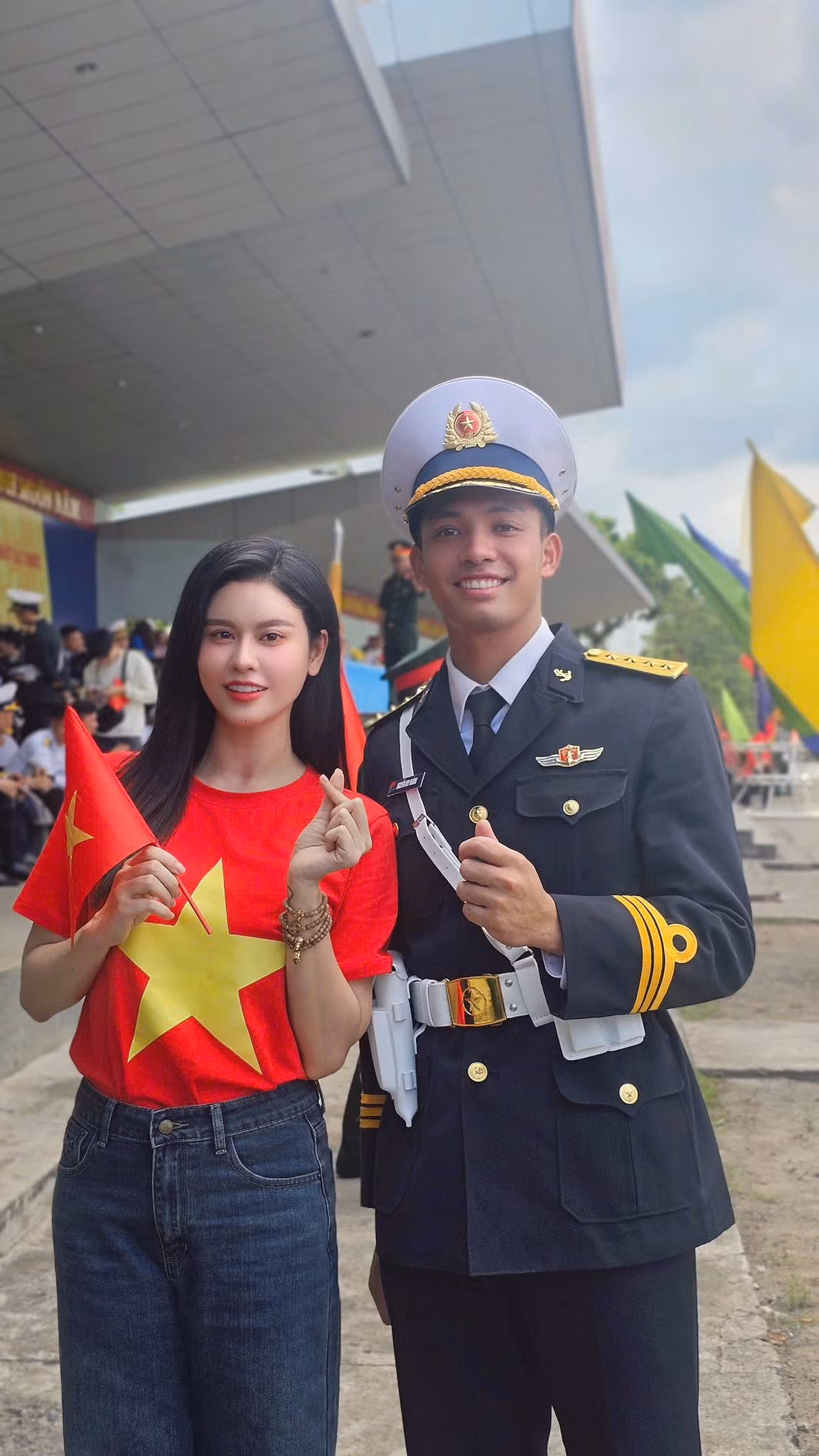 Từ giữa tháng 4, showbiz Việt rộn ràng, hòa cùng không khí hướng đến lễ kỷ niệm 50 năm Ngày Giải phóng miền Nam (30/4/1975-30/4/2025) của người dân cả nước. Trương Quỳnh Anh cho biết cô tự hào khi được biểu diễn, góp phần công sức nhỏ cùng nhiều nghệ sĩ, mang niềm vui đến các chiến sĩ trong khuôn khổ hợp luyện diễu binh tại TPHCM.