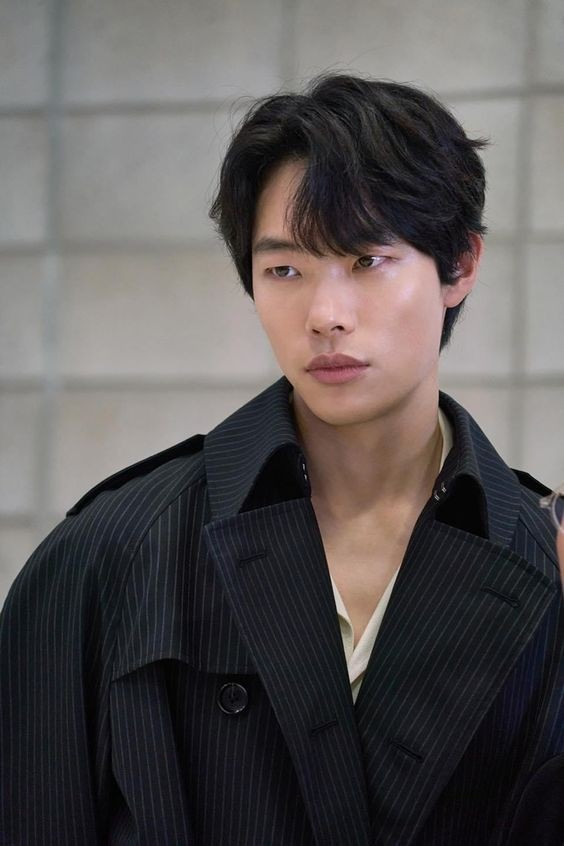 Suốt nửa tháng ồn ào, phía Ryu Jun Yeol chỉ hai lần lên tiếng: xác nhận hẹn hò và tuyên bố nam diễn viên đã chia tay. Về phía Han So Hee, cô liên tục khiến khán giả lắc đầu khi nhiều lần lôi bạn gái cũ của Jun Yeol vào cuộc, hết chỉ trích bạn trai "câm như hến", sau đó lại xin lỗi vì hành động bồng bột khiến người trong cuộc tổn thương. Theo Koreaboo, chuyện tình giữa tiểu Song Hye Kyo và Ryu Jun Yeol là cuộc tình ồn ào, khiến khán giả đau đầu nhất trong lịch sử hẹn hò của diễn viên Hàn. Suốt nửa tháng ồn ào, phía Ryu Jun Yeol chỉ hai lần lên tiếng: xác nhận hẹn hò và tuyên bố nam diễn viên đã chia tay. Về phía Han So Hee, cô liên tục khiến khán giả lắc đầu khi nhiều lần lôi bạn gái cũ của Jun Yeol vào cuộc, hết chỉ trích bạn trai "câm như hến", sau đó lại xin lỗi vì hành động bồng bột khiến người trong cuộc tổn thương. Theo Koreaboo, chuyện tình giữa tiểu Song Hye Kyo và Ryu Jun Yeol là cuộc tình ồn ào, khiến khán giả đau đầu nhất trong lịch sử hẹn hò của diễn viên Hàn.
