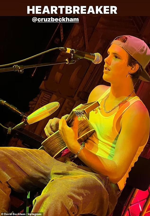 Cruz Beckham theo đuổi sự nghiệp ca hát chuyên nghiệp giống mẹ. Ảnh: @cruzbeckham.