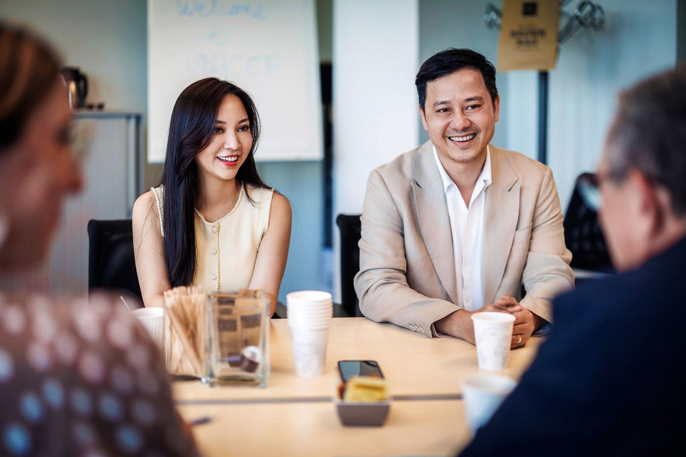 Gia đình Hannah Olala nhận thư cảm ơn từ ông Jorge Olague, Phó Giám đốc Văn phòng Quan hệ hợp tác với khối tư nhân của UNICEF.