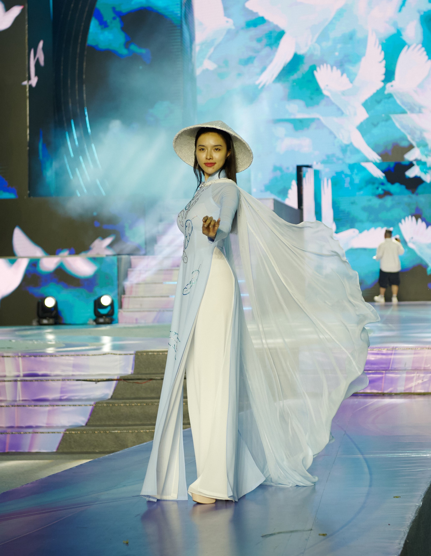 Các người mẫu, đại sứ áo dài tập trung cao độ cho buổi diễn thử tại Lễ hội Áo dài TPHCM lần thứ 11, một trong những sự kiện trọng điểm của thành phố trong năm nay.