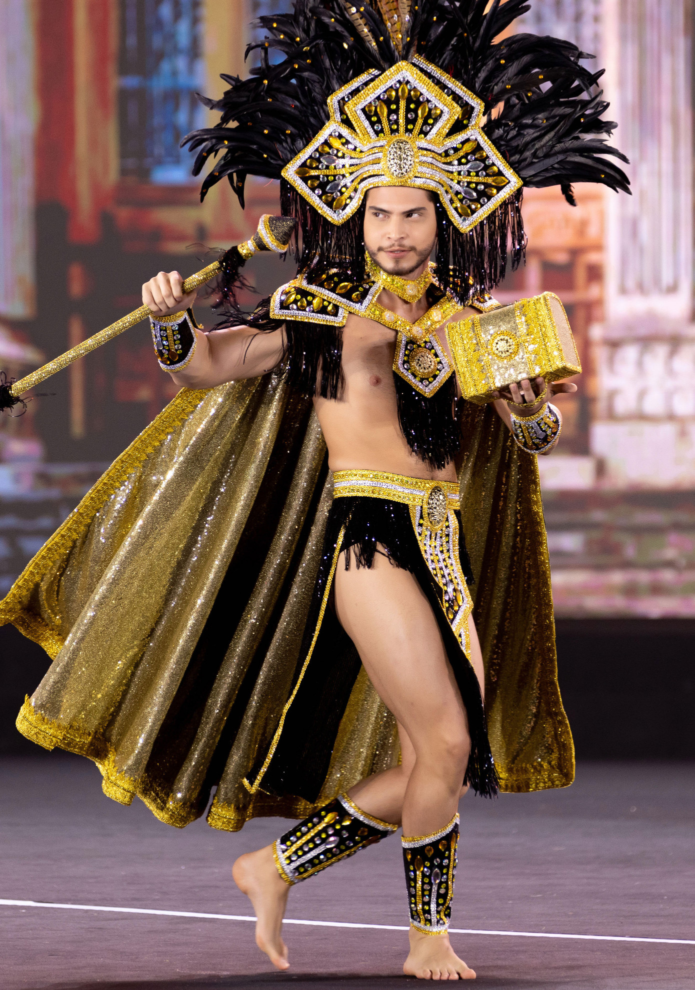 Nam vương Thế giới Nicaragua và đại diện Puerto Rico diện mặc trang phục đậm tính trình diễn. Trang phục đầu tư giúp hai đại diện của châu Mỹ vào Top 20 Best in National Costume.