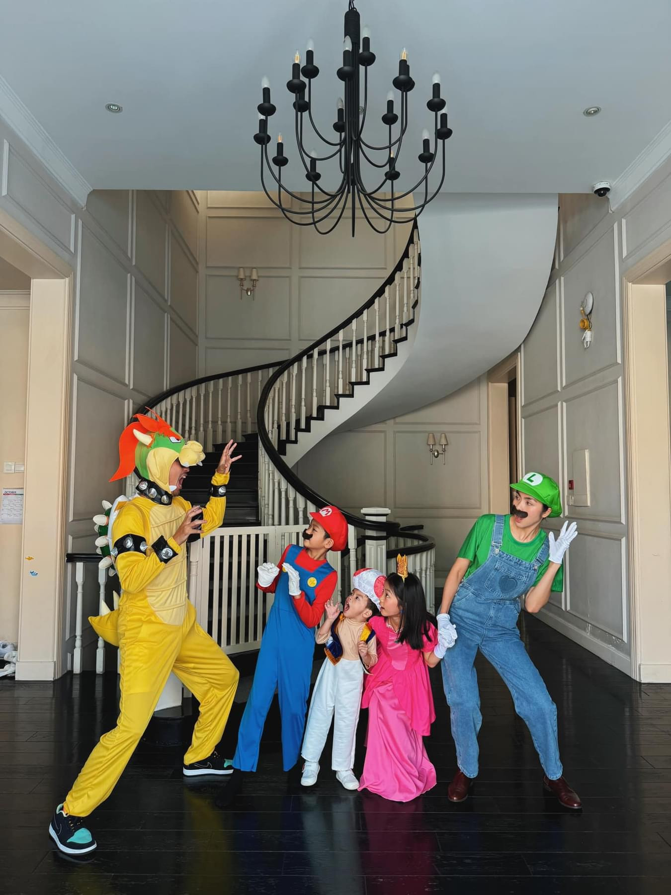 Gia đình nhà Tăng Thanh Hà hóa trang thành nhân vật trong trò chơi nổi tiếng Mario giải cứu công chúa. Đây là lần đầu nữ diễn viên đăng ảnh chụp đầy đủ ba người con lên mạng xã hội.