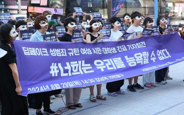 Nhiều cuộc biểu tình, cầu cứu liên quan việc ngày càng nhiều cô gái trở thành nạn nhân của xu hướng deepfake khiêu dâm. Nhiều cuộc biểu tình, cầu cứu liên quan việc ngày càng nhiều cô gái trở thành nạn nhân của xu hướng deepfake khiêu dâm.