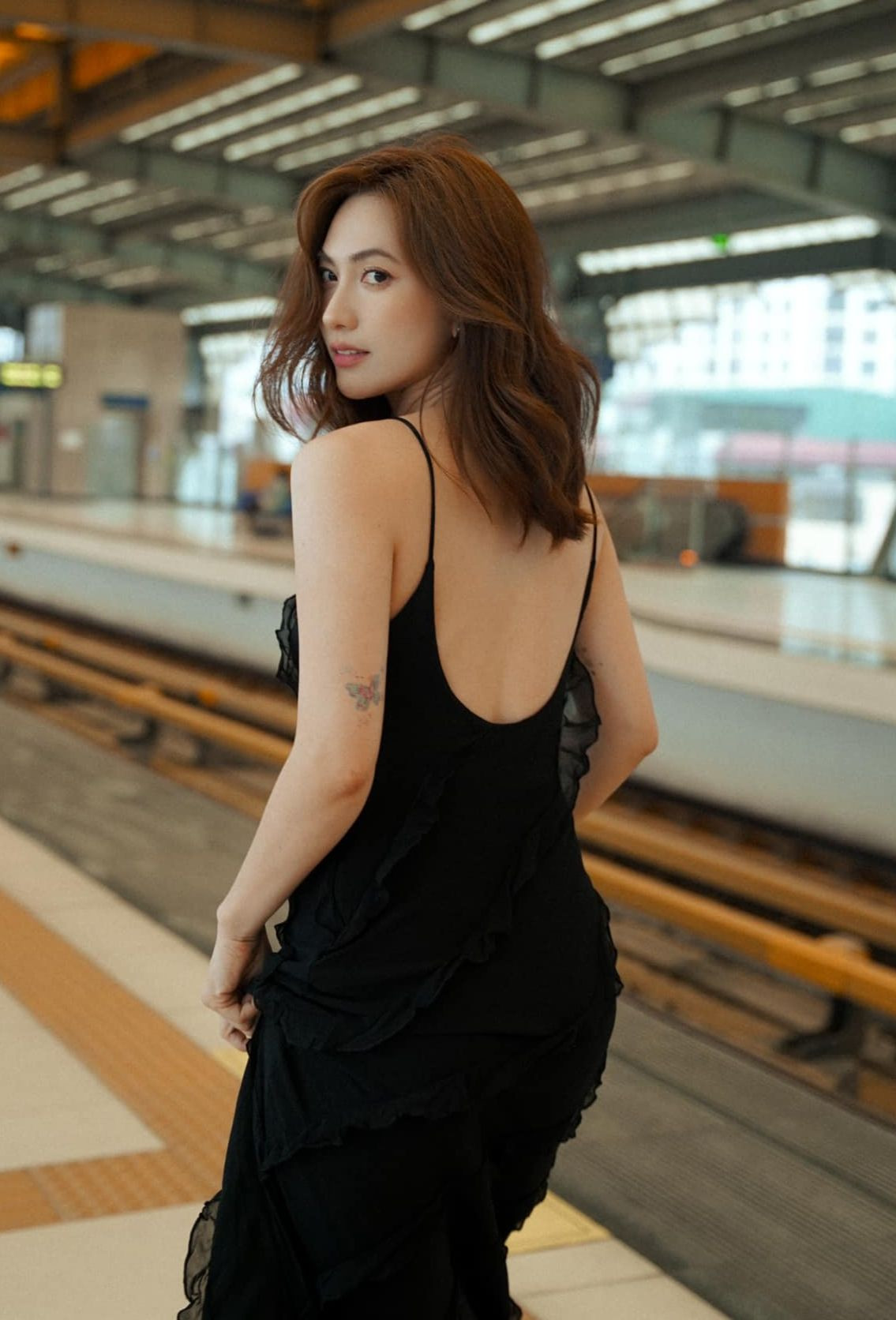 Trong bức ảnh có nội dung thả thính Vại tương lơ (Vợ tương lai - PV) được Phương Anh Đào đăng lên trang cá nhân, khán giả liên tục gọi tên Tuấn Trần: "Vợ tương lai của anh Tuấn đúng không?", "Thích cái cách anh chị viết caption đôi"...