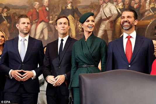Bức ảnh được Daily Mail mô tả là "toát lên vẻ quyền lực" quy tụ những người con của ông Trump. Bức ảnh được Daily Mail mô tả là "toát lên vẻ quyền lực" quy tụ những người con của ông Trump.