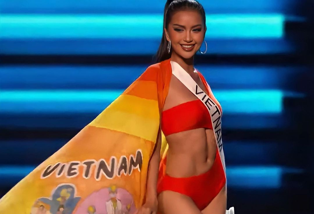 Trong phần trình diễn bikini, Ngọc Châu khoe trọn vòng eo săn chắc, cơ bụng 6 múi. Các chuyên trang sắc đẹp nhận xét cô không bị lép vế khi đi sau mỹ nhân người Venezuela.