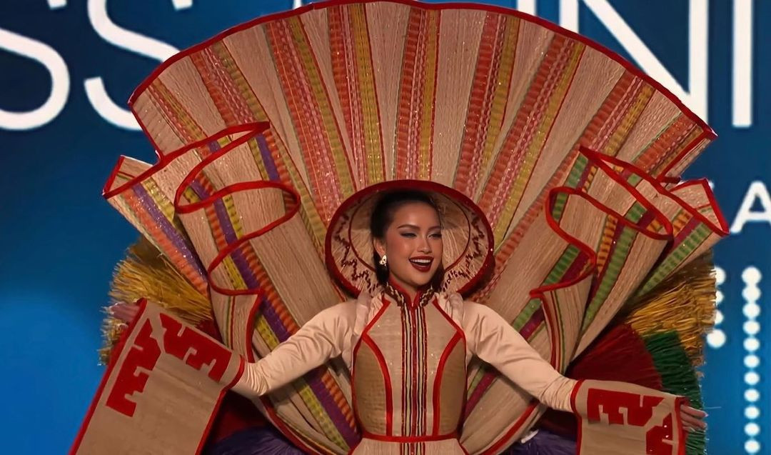 Tại phần thi quốc phục, Ngọc Châu giới thiệu bộ trang phục Chiếu Cà Mau. Trước đó, ê-kíp phải gấp rút chỉnh sửa họa tiết chữ Thọ bằng Hán tự sang họa tiết hoa sen để tránh gây tranh cãi. Sau đêm bán kết, nhiều đối thủ mạnh của Ngọc Châu lộ diện. Các người đẹp Latin nổi bật với vóc dáng chuẩn và khả năng biểu diễn tốt.