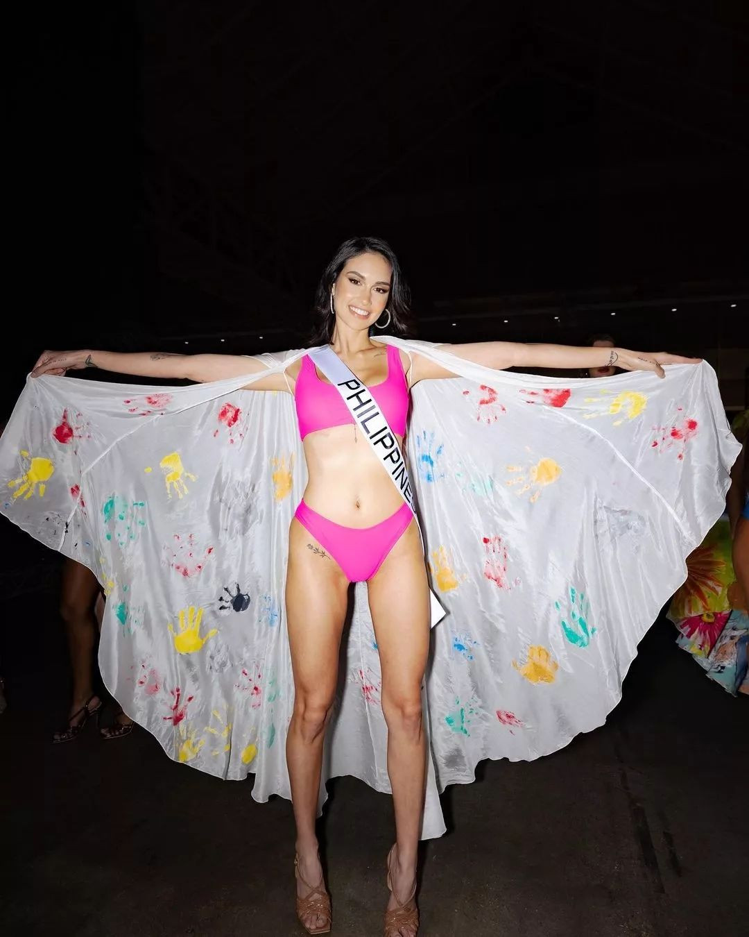 Philippines vốn là dải sash mạnh tại Miss Universe. Từ khi sang Mỹ, Celeste Cortesi thể hiện sự chỉn chu với trang phục đắt đỏ, hình ảnh đẹp cập nhật đến fan sắc đẹp quốc tế. Song, điểm yếu của cô là bị khui hình ảnh đời tư phóng túng. Hình xăm tại vùng bikini cũng khiến fan sắc đẹp bàn tán.