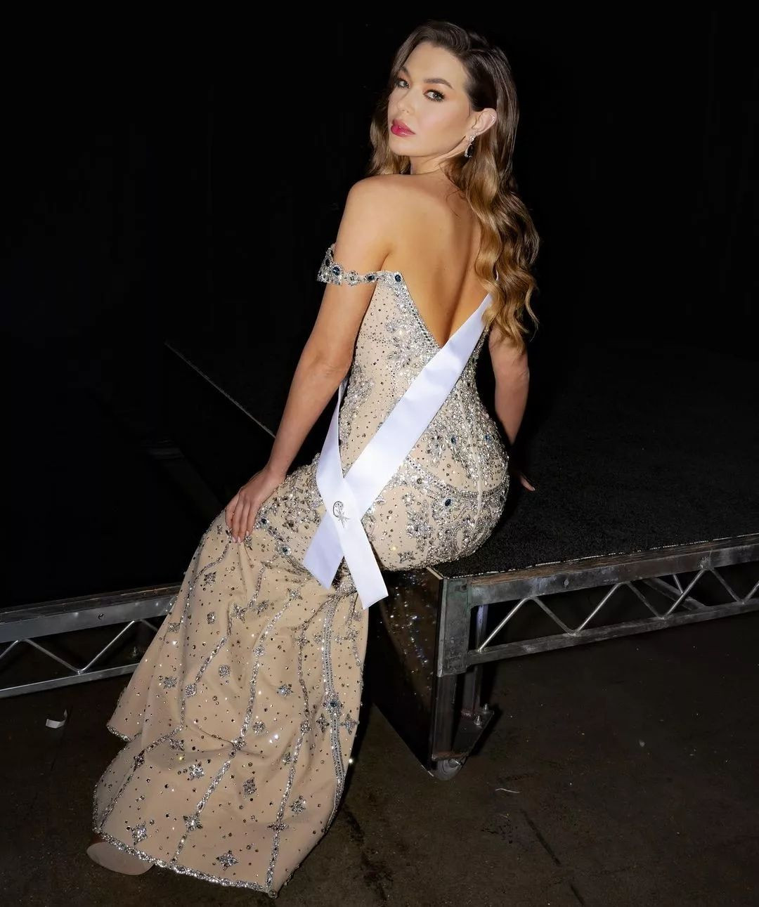 Bức ảnh chụp trong hậu trường của người đẹp Tây Ban Nha nhận được nhiều lời khen. Lợi thế của người đẹp sinh năm 1997 là vóc dáng. Tại Miss Universe, cô liên tục đăng hình ảnh khoe thân hình.