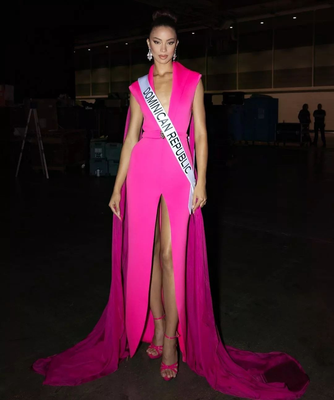 Khoảnh khắc tỏa sáng của đại diện Dominican Republic trong hậu trường.