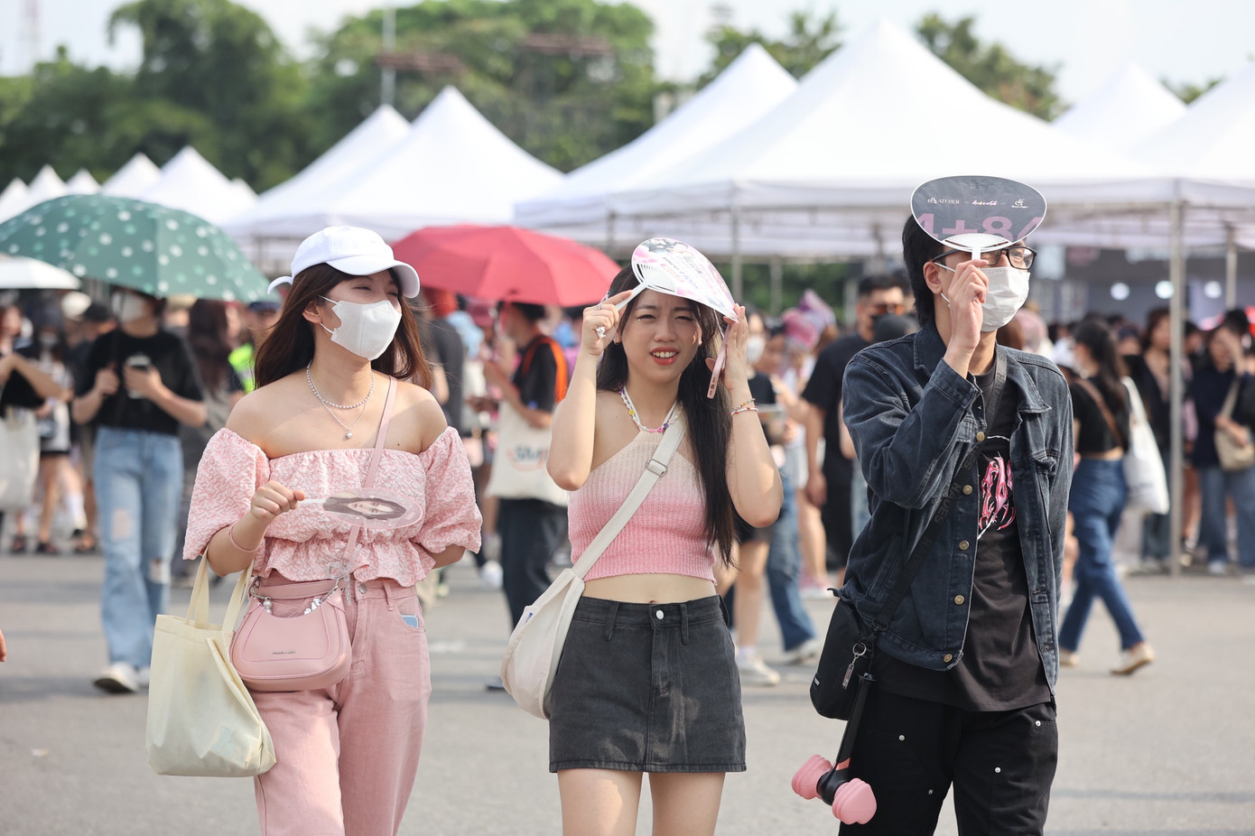 Đầu giờ chiều, thời tiết Hà Nội nắng đẹp. Một số bạn tranh thủ dùng quạt che nắng. Theo ghi nhận của Tiền Phong, do trời nắng, đông người, dịch vụ bán thức uống, nhất là nước mía được dịp ăn nên làm ra.