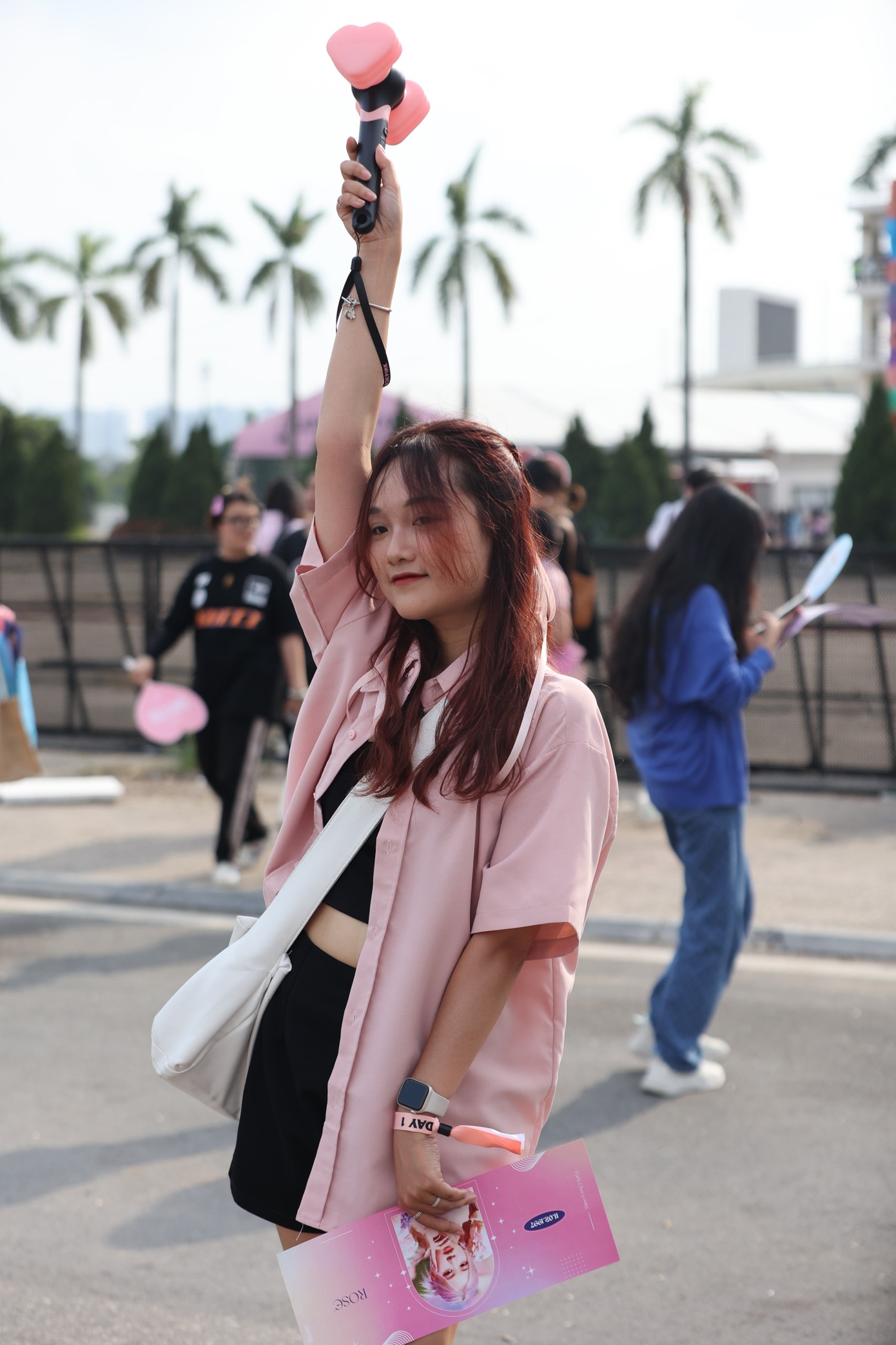 Khoảnh khắc bạn trẻ hóa &quot;hắc hường&quot;, sẵn sàng vào xem thần tượng biểu diễn.