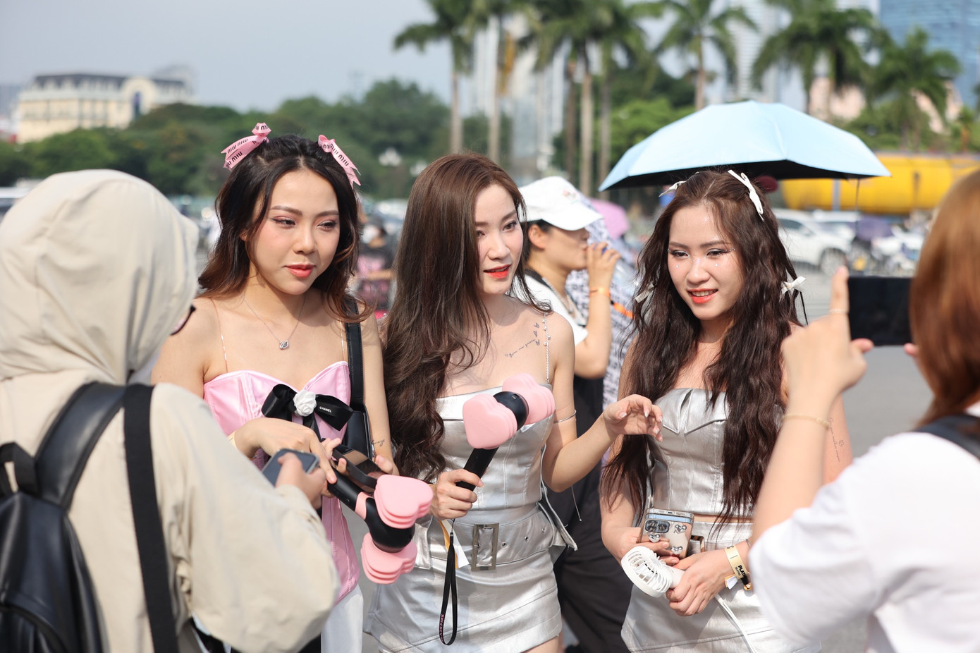 Đen - Hồng là tông màu chủ đạo của BlackPink. Nhiều bạn trẻ mặc dresscode giống với màu sắc chủ đạo tour diễn Born Pink của nhóm nhạc nữ đến từ Hàn Quốc. Việt Nam là điểm dừng cuối của tour diễn lần này, vì vậy nhiều bạn trẻ không ngại bỏ tiền, ăn diện đẹp xem thần tượng diễn trên sân khấu.