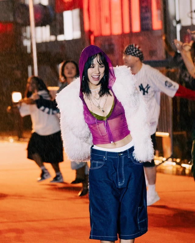 Đây là lần đầu nữ hoàng gợi cảm Hàn Quốc sang Việt Nam biểu diễn.