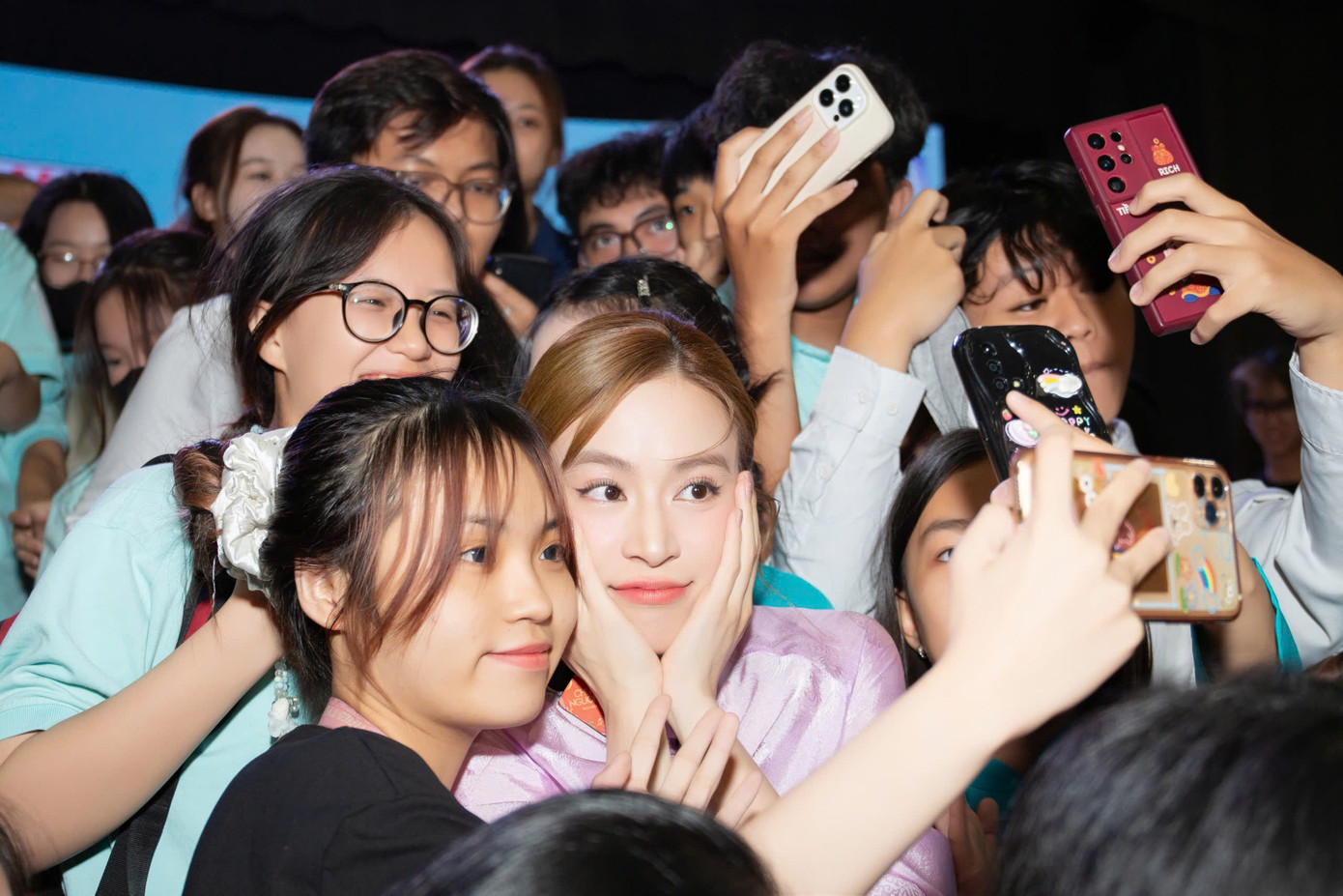 Hoàng Thùy Linh mang phim tài liệu đến các trường đại học.