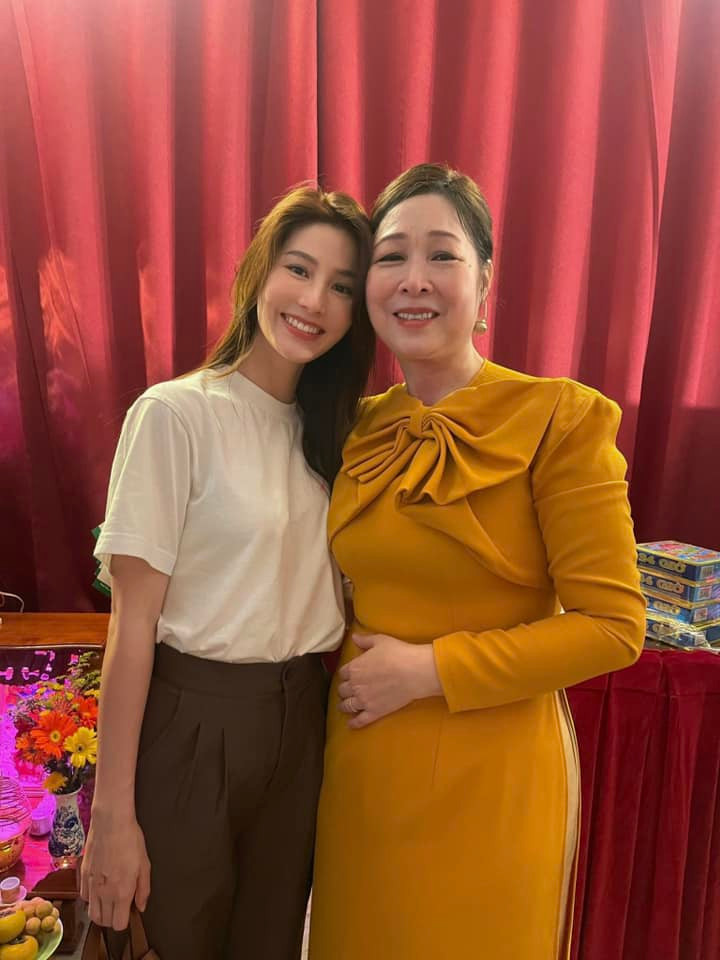 Diễn viên Diễm My 9X đăng ảnh cùng NSND Hồng Vân tại sân khấu kịch Hồng Vân trong ngày giỗ Tổ 12/8 Âm lịch (ngày 26/9).