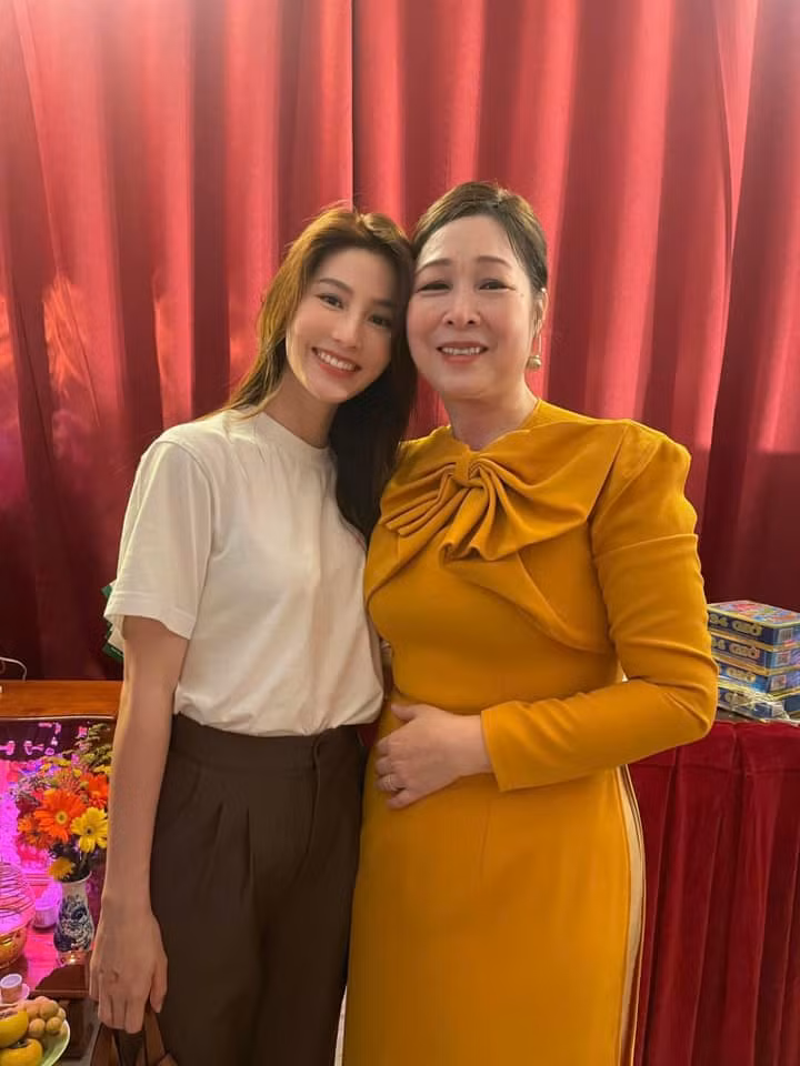 Diễn viên Diễm My 9X đăng ảnh cùng NSND Hồng Vân tại sân khấu kịch Hồng Vân trong ngày giỗ Tổ 12/8 Âm lịch (ngày 26/9).