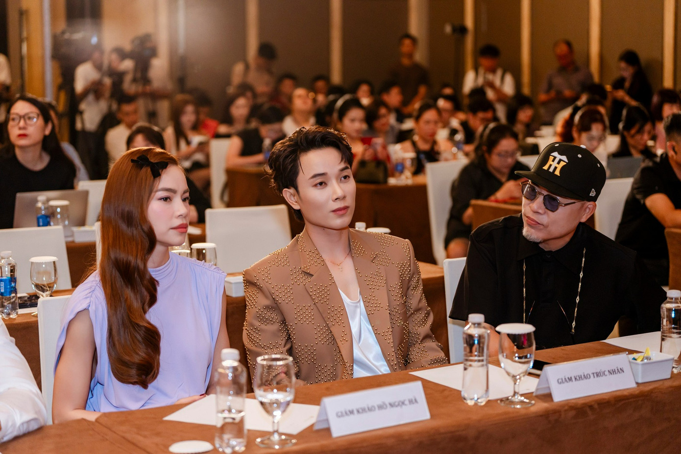 Thủy Bùi khiến giám khảo Hồ Ngọc Hà, Trúc Nhân và Huy Tuấn (từ trái sang) tranh luận.