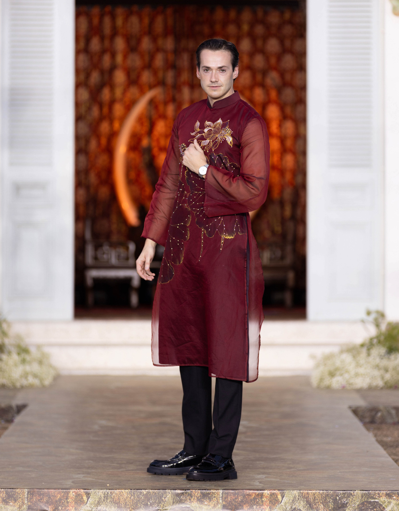 Hoa hậu, nam vương quốc tế diễn áo dài cùng đương kim Mr World tại VBFF 9. Hoa hậu, nam vương quốc tế diễn áo dài cùng đương kim Mr World tại VBFF 9.