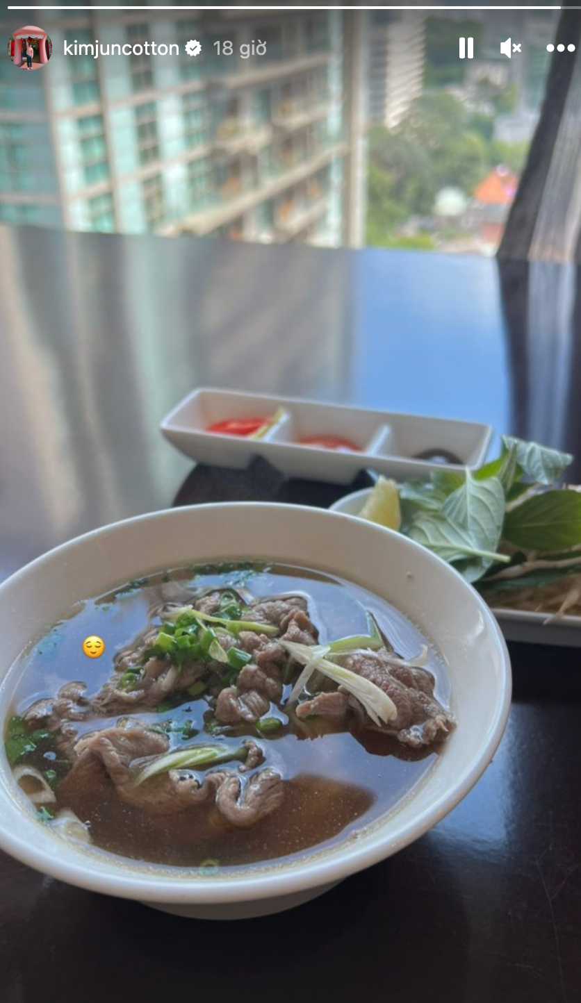 Suho đồng thời đăng ảnh thưởng thức món phở được nhiều idol Hàn ưa chuộng, thưởng thức khi sang Việt Nam. Suho đồng thời đăng ảnh thưởng thức món phở được nhiều idol Hàn ưa chuộng, thưởng thức khi sang Việt Nam.