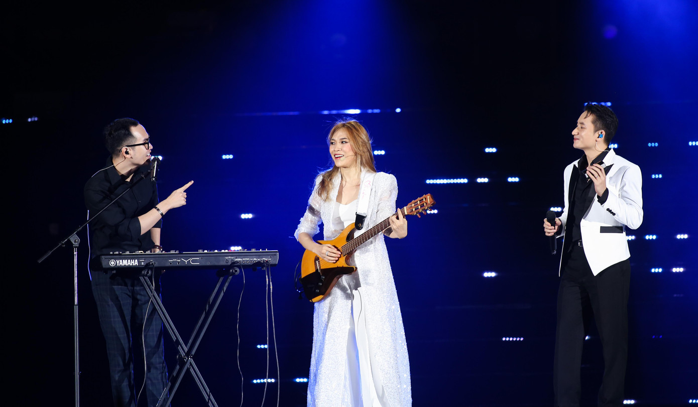 Mở đầu tiết mục, Mỹ Tâm trình diễn ca khúc Nhớ mùa thu Hà Nội, tái hiện chính cô trong cuộc thi âm nhạc gần 25 năm trước. Khán giả bồi hồi nhớ lại không khí âm nhạc đầu thập niên 2000.