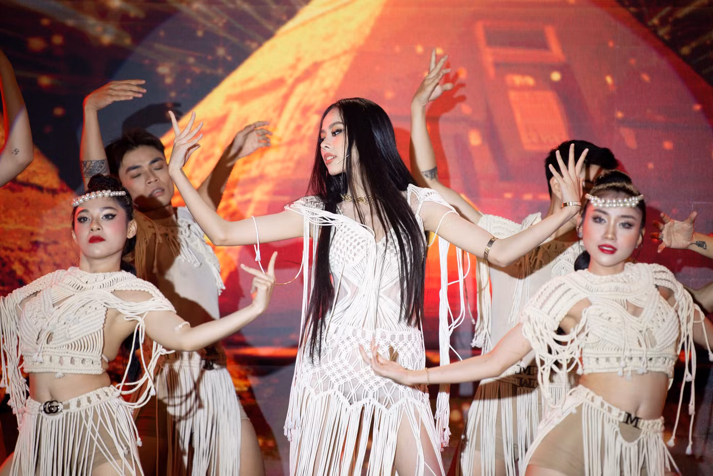 Ngọc Hằng biểu diễn tại buổi nhận sash Miss Intercontinental.