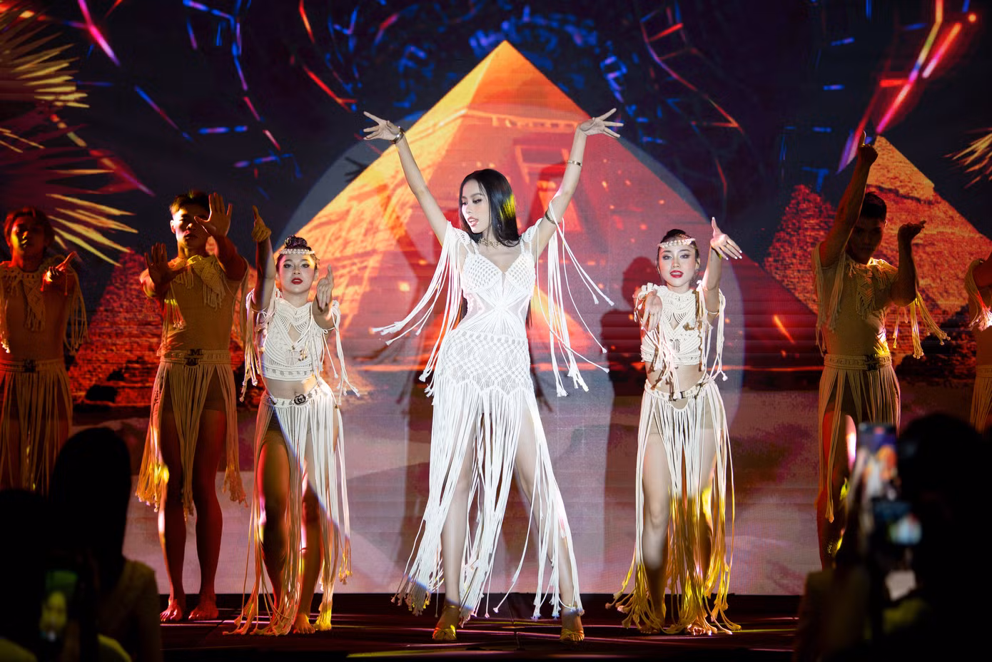 Ngọc Hằng biểu diễn tại buổi nhận sash Miss Intercontinental.