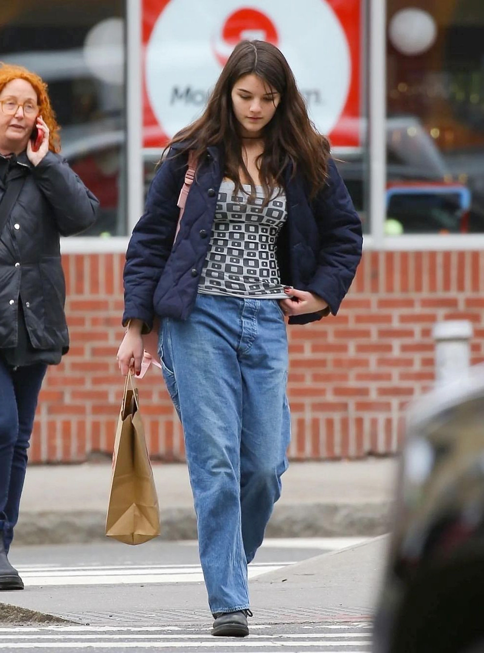 Suri Cruise nhiều lần được khen ngợi về phong thái trong những bức ảnh chụp vội của paparazzi.