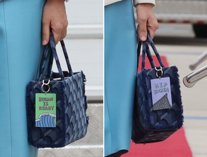 Mẫu túi xách với móc khóa đậm chất Hàn Quốc được bà sử dụng để quảng bá du lịch, thời trang Busan. Phụ kiện trên được tìm kiếm nhiều trên các trang bán hàng, theo Koreadaily.