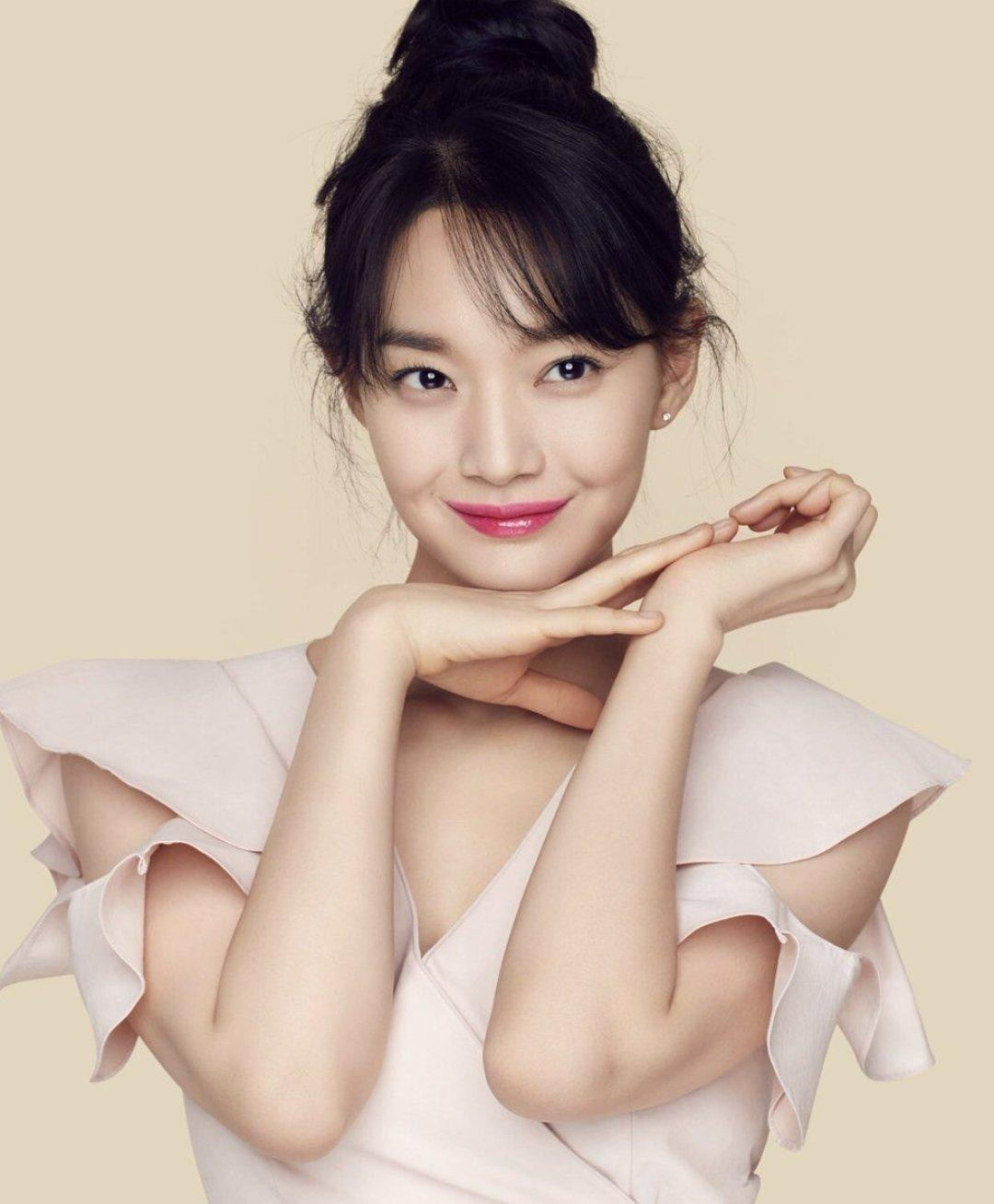 Vẻ đẹp ngọt ngào, trong trẻo như IU và Shin Min Ah vẫn còn nhiều phái đẹp ưa chuộng. Ảnh: Naver. Vẻ đẹp ngọt ngào, trong trẻo như IU và Shin Min Ah vẫn còn nhiều phái đẹp ưa chuộng. Ảnh: Naver.