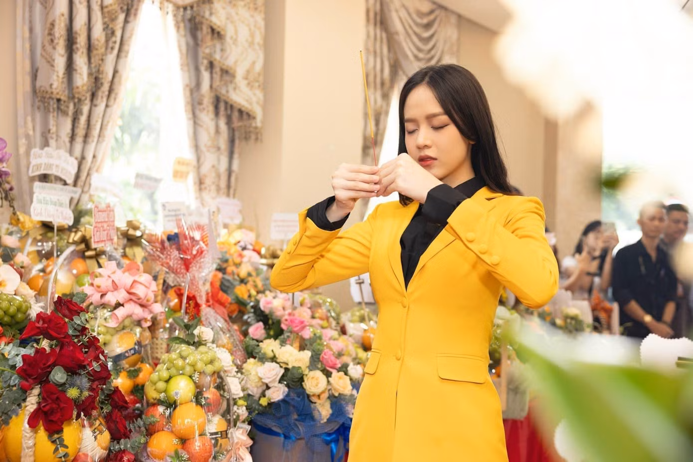 Hoa hậu Việt Nam 2022 lần đầu cúng Tổ nghề. Cô diện vest chỉn chu, thắp hương tri ân Tổ nghiệp.