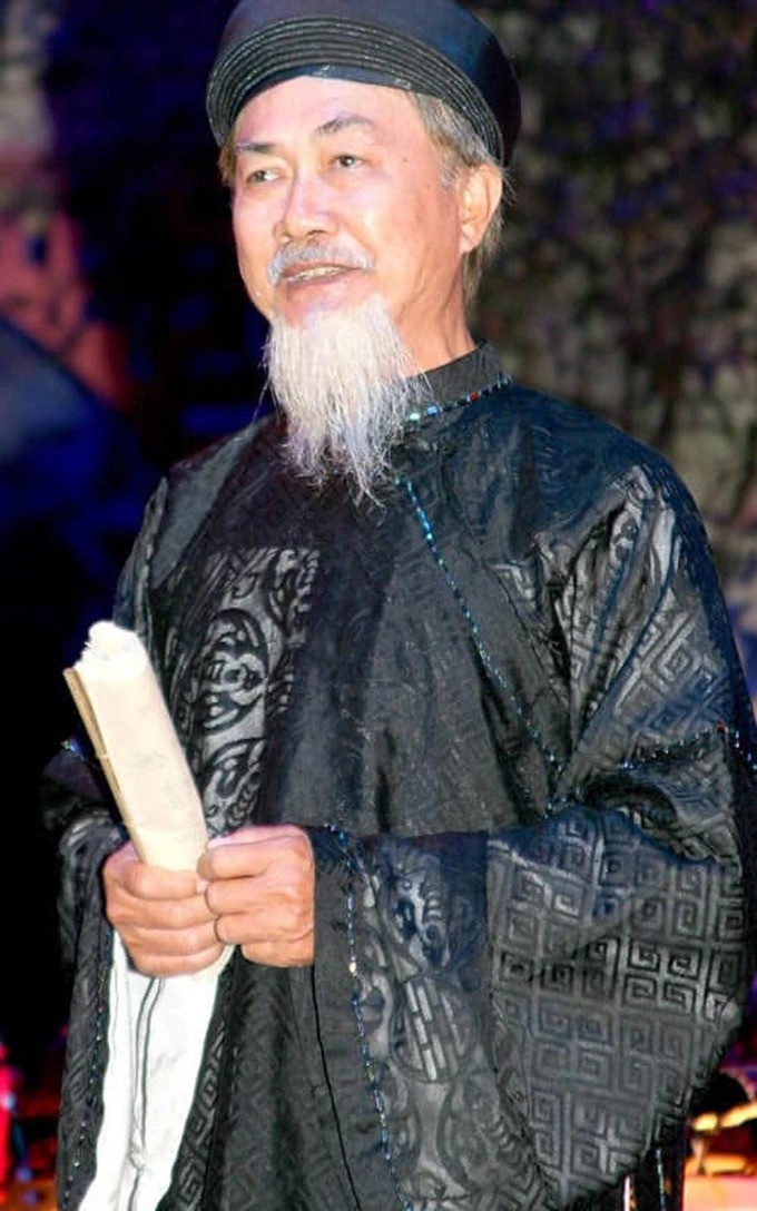 Hình ảnh quen thuộc của NSND Diệp Lang trong bộ áo dài khăn đóng.