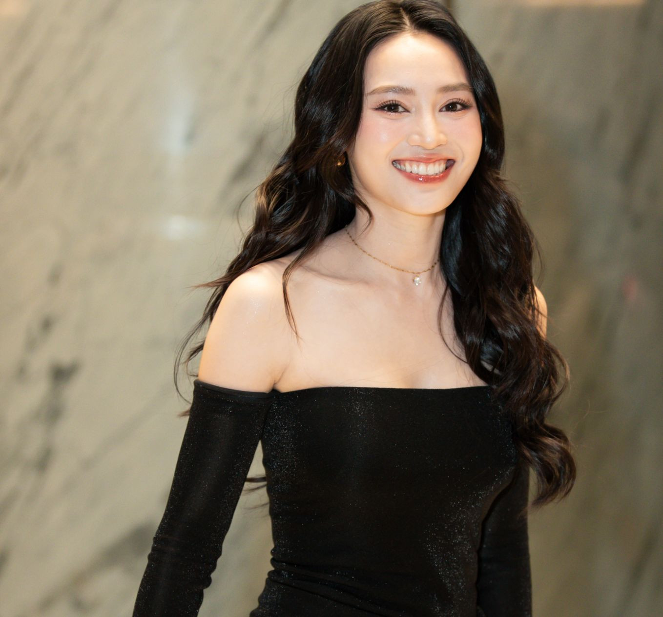 Ninh Dương Lan Ngọc diện thiết kế gợi cảm và tươi tắn trong ngày vui của Midu. Ninh Dương Lan Ngọc diện thiết kế gợi cảm và tươi tắn trong ngày vui của Midu.