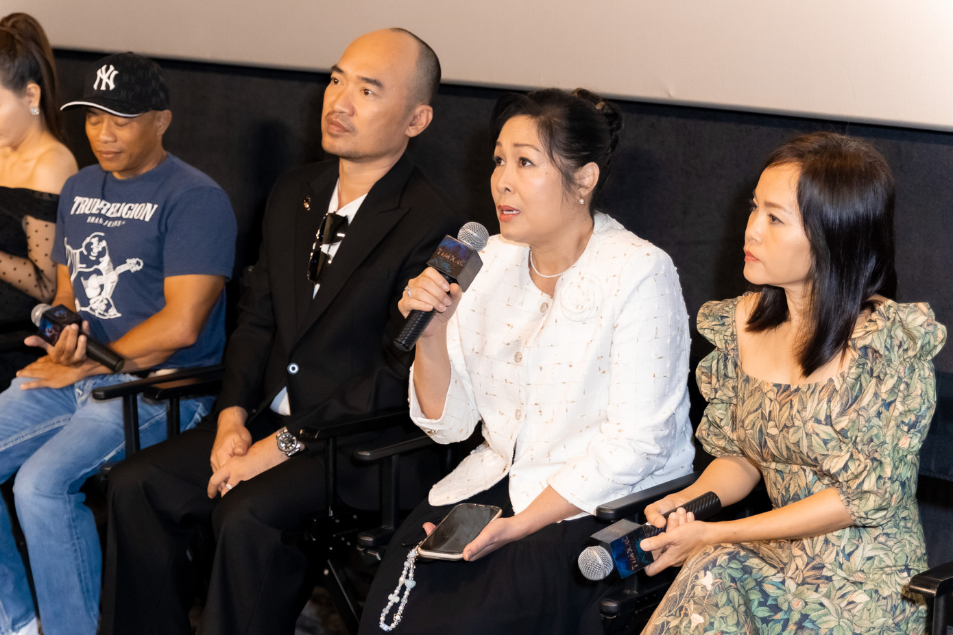 NSND Hồng Vân và Tiến Luật đóng vai mẹ con trong phim kinh dị. NSND Hồng Vân và Tiến Luật đóng vai mẹ con trong phim kinh dị.