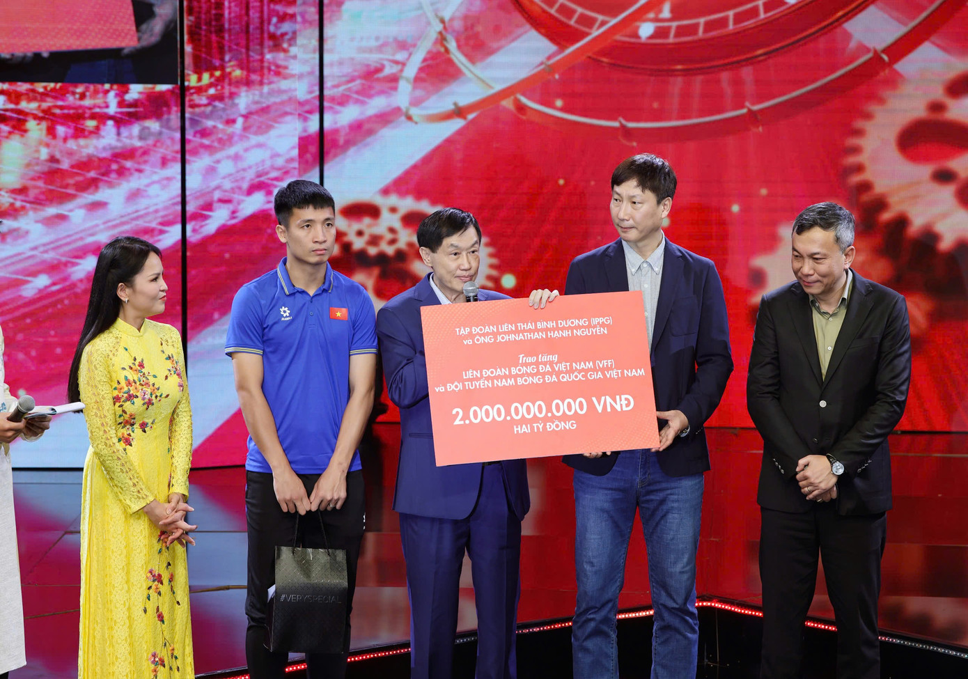 Gala Bước vào kỷ nguyên mới vinh danh lực lượng Quân chủng Phòng không - Không quân Việt Nam và Đội tuyển bóng đá quốc gia Việt Nam. Gala Bước vào kỷ nguyên mới vinh danh lực lượng Quân chủng Phòng không - Không quân Việt Nam và Đội tuyển bóng đá quốc gia Việt Nam.