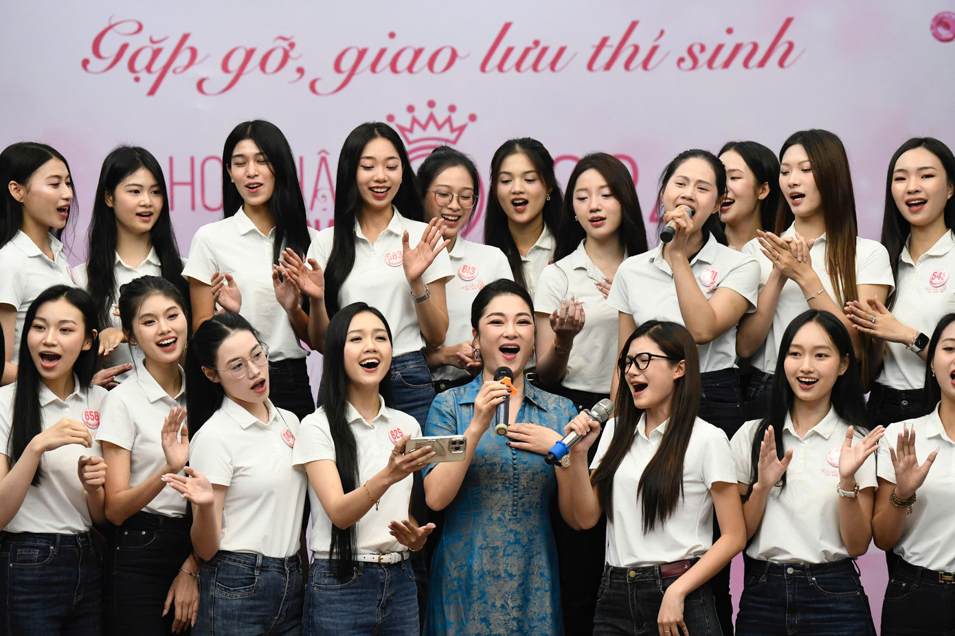 Hoa hậu Nguyễn Thị Huyền khuyên thí sinh ăn uống khoa học để đảm bảo sức khỏe, không nên kiêng khem quá mức, ảnh hưởng tới các phần thi. Người đẹp nhắn nhủ thí sinh khi vào nhà chung đều trở thành hoa hậu. Dù đi tiếp hay dừng lại, hãy không ngừng nỗ lực, học tập và phấn đấu để tỏa sáng trên sân khấu riêng của mình.