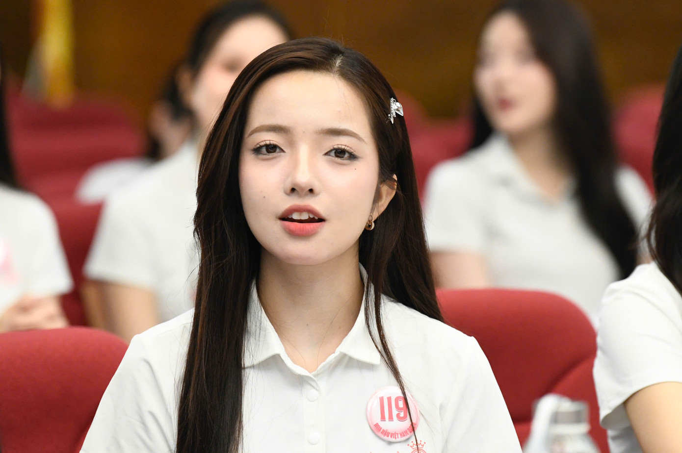 Ngoài việc lắng nghe những chia sẻ của Ban giám khảo Hoa hậu Việt Nam 2024, Ban biên tập báo Tiền Phong, các thí sinh có cơ hội đặt câu hỏi giao lưu. Thí sinh ngày càng dạn dĩ sau hành trình một tháng được rèn phong thái, khả năng ứng xử. Phần lớn thí sinh đặt câu hỏi về chủ đề Rạng rỡ Việt Nam, các hoạt động thiện nguyện đồng hành cùng cuộc thi...