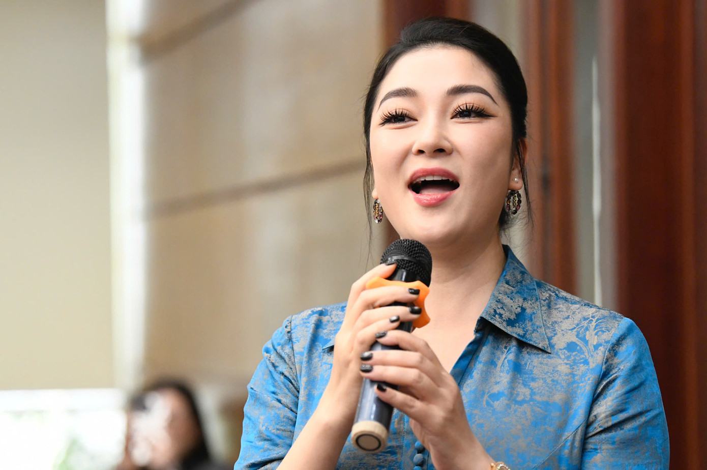 Người đẹp sinh năm 1985 chia sẻ kinh nghiệm cô từng gạt bỏ hết sự e dè, ngại ngùng để tỏa sáng trên sân khấu Hoa hậu Việt Nam 2004. Lúc đại diện Việt Nam thi Hoa hậu Thế giới, cô tìm vị trí nổi bật cho bản thân và xem đó là việc thể hiện lòng tự hào dân tộc.