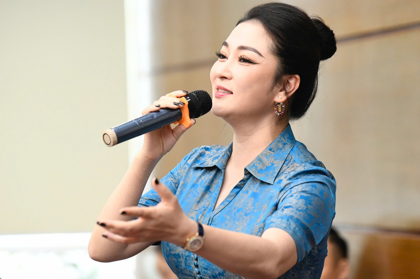 Trong phút cao hứng, Hoa hậu Nguyễn Thị Huyền cùng 41 thí sinh hát ca khúc Một vòng Việt Nam.