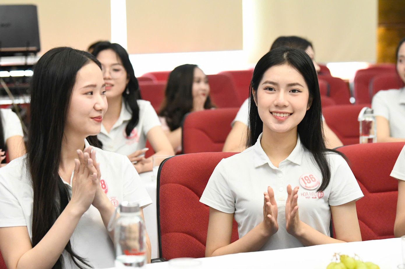 Ngoài việc lắng nghe những chia sẻ của Ban giám khảo Hoa hậu Việt Nam 2024, Ban biên tập báo Tiền Phong, các thí sinh có cơ hội đặt câu hỏi giao lưu. Thí sinh ngày càng dạn dĩ sau hành trình một tháng được rèn phong thái, khả năng ứng xử. Phần lớn thí sinh đặt câu hỏi về chủ đề Rạng rỡ Việt Nam, các hoạt động thiện nguyện đồng hành cùng cuộc thi...